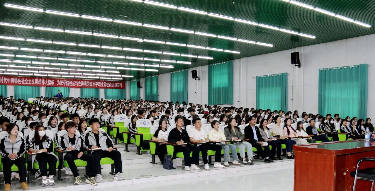 学院举办“理响校园·培根铸魂”全国两会精神示范性宣讲暨“劳模工匠进校园”活动(图5)